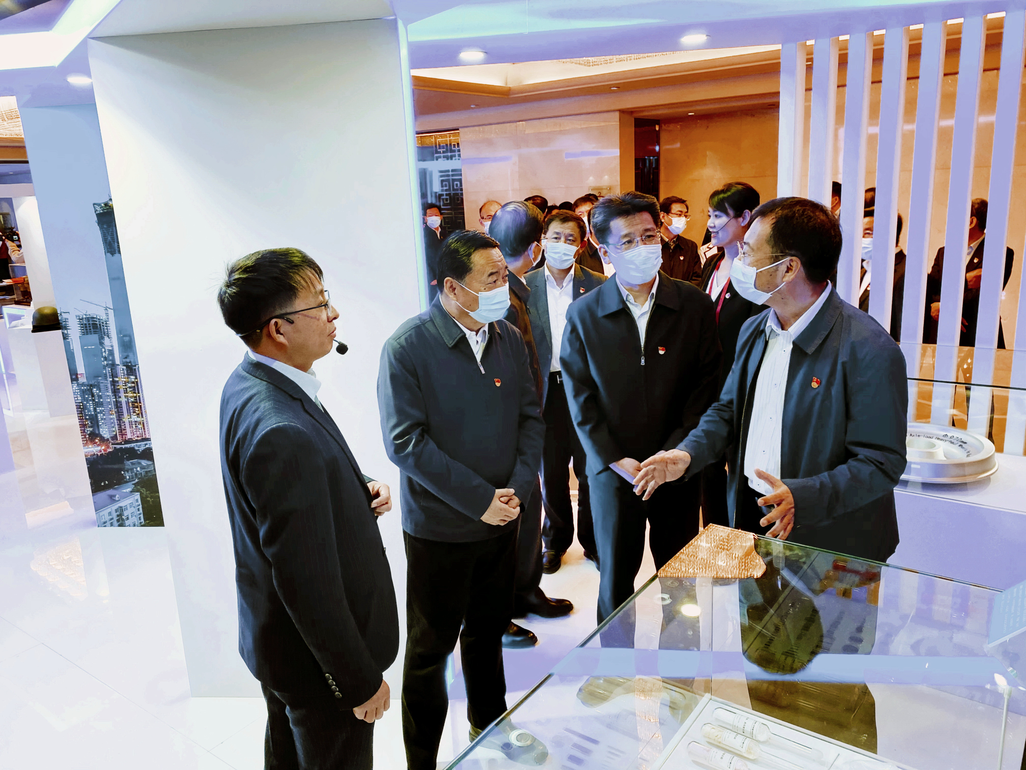 郝鵬、賀軍科一行參觀中央企業青年科技創新成果展有研集團展臺，黨委書記、董事長趙曉晨做專題介紹